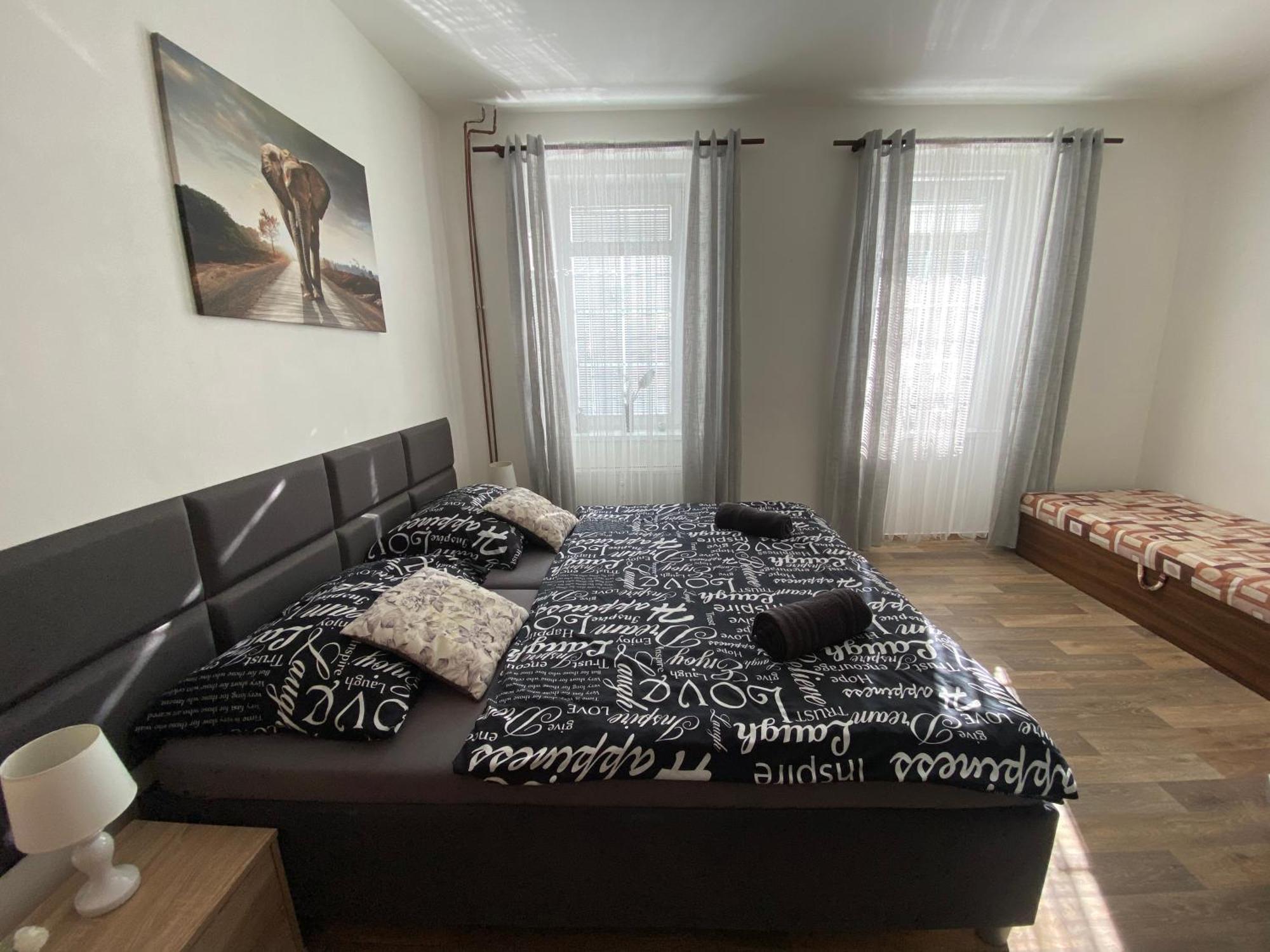 Cerny Tulipan - Apartman 2 Plzen Exterior photo